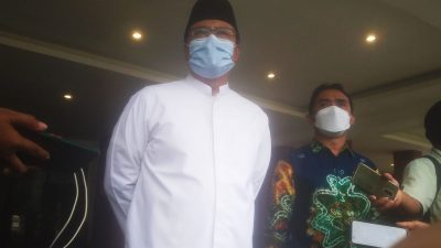 Walikota Pasuruan, Gus Ipul, saat konferensi pers bersama awak media.