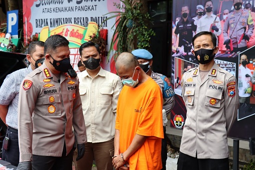 Pelaku pencabulan anak di Kota Malang saat konferensi pers di Mapolresta Malang, Kamis (20/1/2022).