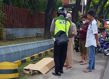 Petugas mengevakuasi jasad seorang pria misterius di pinggir jalan Pasuruan, Senin (17/1/2022).