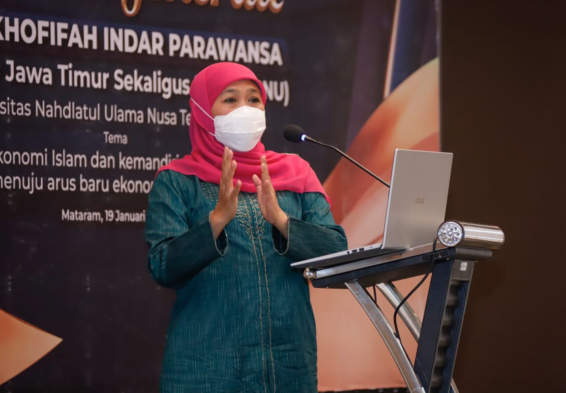 Gubernur Jawa Timur, Khofifah Indar Parawansa, saat memberikan kuliah umum di Universitas NU NTB, Kamis (20/1/2022)