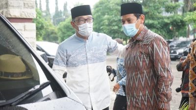 Wali Kota Kediri, Abdullah Abu Bakar, dan Gubernur Jawa Barat, Ridwan Kamil dalam kunjungannya ke Pesantren Lirboyo, Kediri, Kamis (20/1/2022).