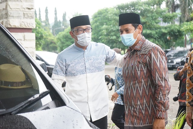 Wali Kota Kediri, Abdullah Abu Bakar, dan Gubernur Jawa Barat, Ridwan Kamil dalam kunjungannya ke Pesantren Lirboyo, Kediri, Kamis (20/1/2022).