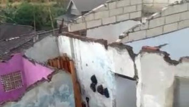 Atap rumah rusak setelah diterjang angin puting beliung di dusun Wonosari, Tutur, Kabupaten Pasuruan