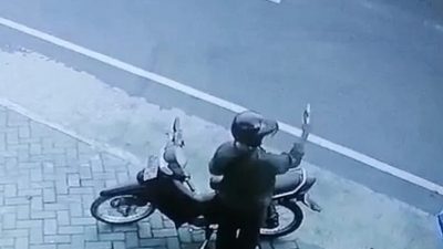 Rekaman CCTV seseorang membawa senjata api di Jalan Samadi, Desa Pandanrejo, Kecamatan Bumiaji, Kota Batu.