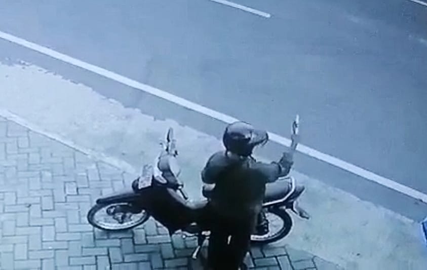 Rekaman CCTV seseorang membawa senjata api di Jalan Samadi, Desa Pandanrejo, Kecamatan Bumiaji, Kota Batu.