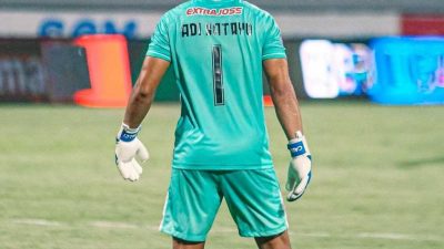 Kiper Persik Kediri. (Foto: IG @persikfcofficial/Tugu Jatim)