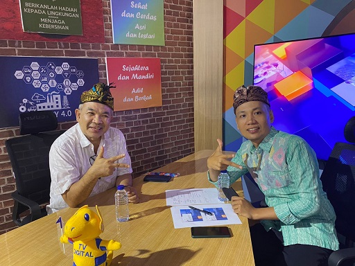 Dr Aqua Dwipayana menjelang jadi narasumber di acara "Sudut Pandang" di TVRI NTB bersama pembawa acara Yusron Saudi.