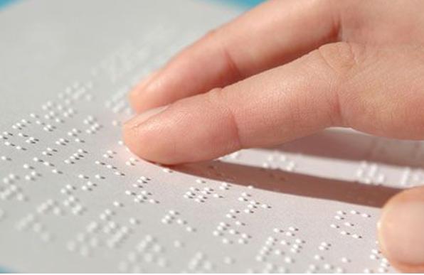 Ilustrasi membaca huruf Braille.