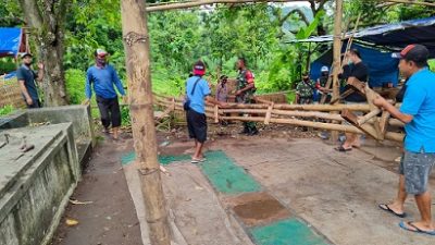 Petugas gabungan dan masyarakat merobohkan gubuk sabung ayam di kelurahan Pojok, Kecamatan Mojoroto, Kota Kediri.