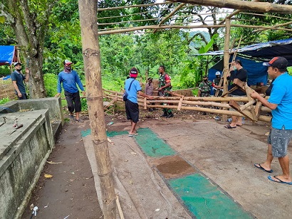 Petugas gabungan dan masyarakat merobohkan gubuk sabung ayam di kelurahan Pojok, Kecamatan Mojoroto, Kota Kediri.