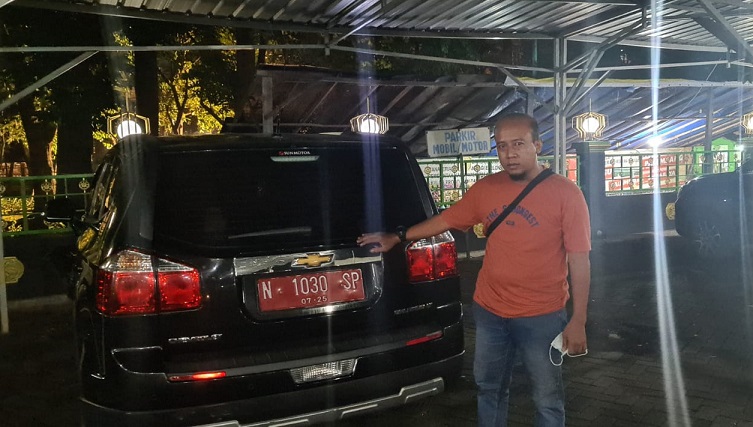 Mobil dinas Cheverolet Orlando milik Rudenim ditemukan di halaman Masjid Hidayatullah, Karangketug, Kota Pasuruan.
