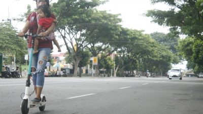 Pengguna skuter listrik. (Foto: Pipit Syahrodin/Tugu Jatim)