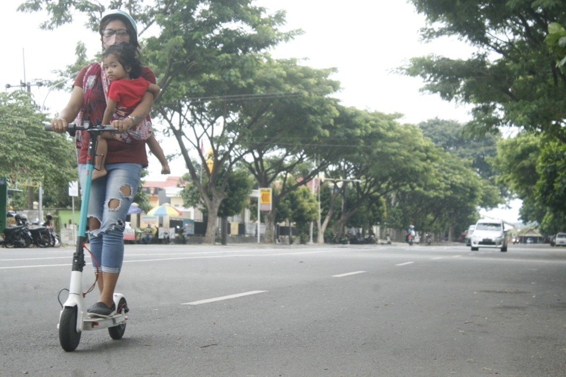 Pengguna skuter listrik. (Foto: Pipit Syahrodin/Tugu Jatim)