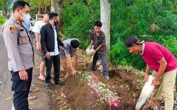Polisi mendatangi makam misterius yang tiba-tiba muncul di jalan Prigen Pasuruan, Rabu (5/2/2022).