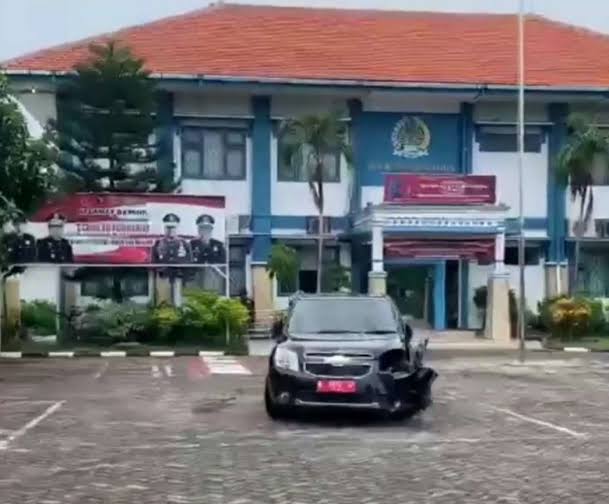 Tangkapan layar video tahanan imigran kabur dengan mobil dinas Rudenim Pasuruan.