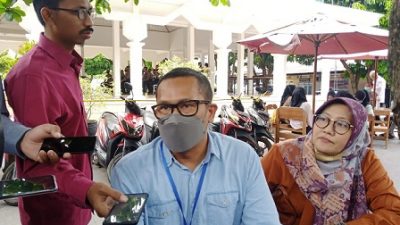 Kuasa hukum perempuan berinisial I, Heri Tri Widodo, dan rekannya saat ditemui awak media di Mapolres Tuban usai melaporkan Bilad pelaku penipuan inventasi bodong.