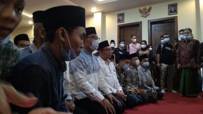 Gubernur Jawa Barat, Ridwan Kamil, bersama santri Jawa Barat yang mondok di PP Lirboyo, Kota Kediri, Kamis (20/1/2022).