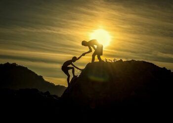 Ilustrasi mendaki gunung dan pendakian. (Foto: Pixabay)