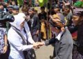 Suku Samin ketika menerima kunjungan dari Gubernur Jawa Timur, Khofifah Indar Parawansa. (Foto: Dokumen/Kominfo Jatim)