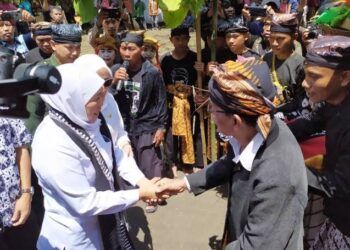 Suku Samin ketika menerima kunjungan dari Gubernur Jawa Timur, Khofifah Indar Parawansa. (Foto: Dokumen/Kominfo Jatim)
