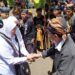 Mengenal Saminisme, Ajaran Unik Suku Samin 8 Suku Samin ketika menerima kunjungan dari Gubernur Jawa Timur, Khofifah Indar Parawansa. (Foto: Dokumen/Kominfo Jatim)