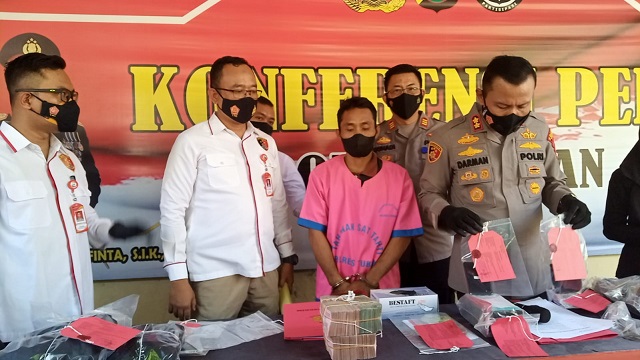 Pelaku penipuan dengan penggelapan atas nama Budiono (38) saat dikeluarkan dari tahanan Mapolres Tuban.