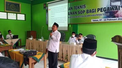 Kepala Kantor Kementerian Agama Kabupaten Tuban, Munir, saat membuka sekaligus memberikan materi dalam kegiatan Diklat penyusuan SOP bagi pegawai, Senin (7/2/2022).