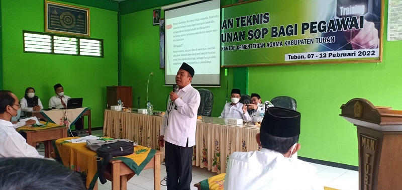 Kepala Kantor Kementerian Agama Kabupaten Tuban, Munir, saat membuka sekaligus memberikan materi dalam kegiatan Diklat penyusuan SOP bagi pegawai, Senin (7/2/2022).