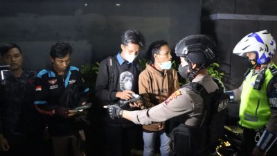 Tim gabungan Polres Pasuruan Kota saat melakukan operasi balap liar dan penyakit masyarakat, Sabtu (5/2/2020).