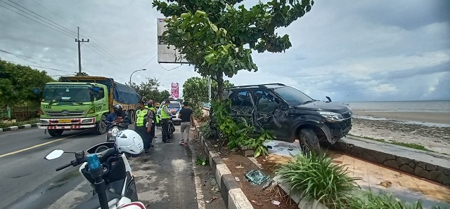 Kondisi mobil yang naik di atas trotoar usai dihantam truk tronton di jalur Pantura Tuban tepatnya di Desa Sugihwaras, Kecamatan Jenu, Kabupaten Tuban, Kamis (17/2/2022