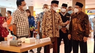 Menko PMK, Muhadjir Effendy (tengah) meninjau pelaksanaan vaksinasi di Mal Sarinah Kota Malang.