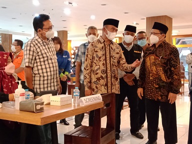 Menko PMK, Muhadjir Effendy (tengah) meninjau pelaksanaan vaksinasi di Mal Sarinah Kota Malang.