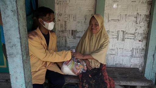 Minyak Goreng Masih Langka, Siswa SMP dan SMA Muhammadiyah 1 Tuban Bagikan Sembako untuk Warga Kurang Mampu 2 09cae25b 0e39 4975 95d6 7f04bcdf8174