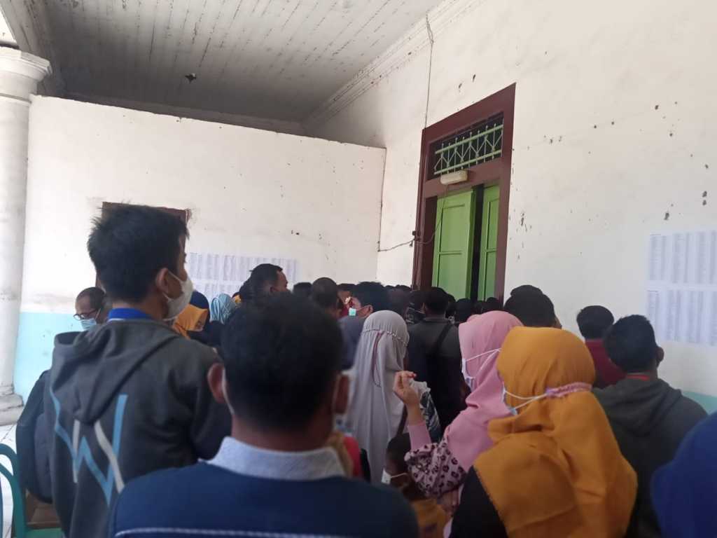 Tanda Tangan SPj, Ratusan GTT dan PTT Langgar Prokes saat Antre di Kantor Cabdin Tuban 2 Prokes. (Foto: Mochamad Abdurrochim/Tugu Jatim)