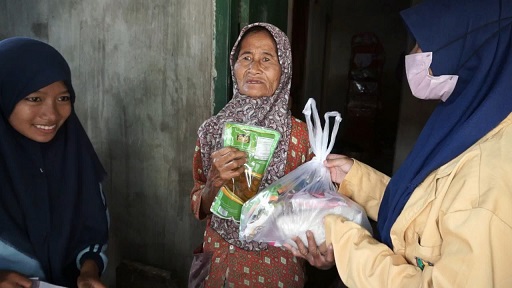 Siswa SMP dan SMA Muhammadiyah Tuban membagikan paket sembako kepada warga yang kurang mampu, Kamis (17/2/2022).