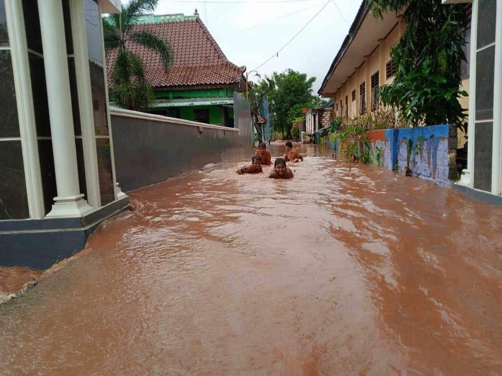 Banjir kiriman. (Foto: Mochamad Abdurrochim/Tugu Jatim)