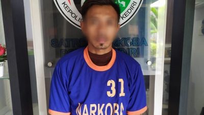 Dwi Widodo, warga pule Kandat, Kabupaten Kediri, mengenakan baju tahanan karena kasus narkoba.