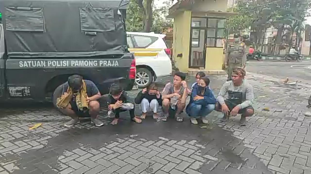 Pesta miras. (Foto: Satpol PP Kota Pasuruan/Tugu Jatim)