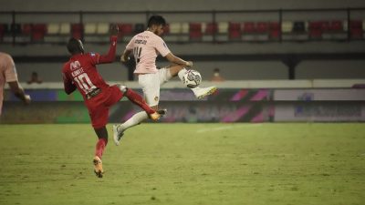 Pemain Persik Kediri dan Persija Jakarta saling berebut bola di Stadion Kapten I Wayan Dipta Gianyar, Bali, Sabtu (19/2/2022).