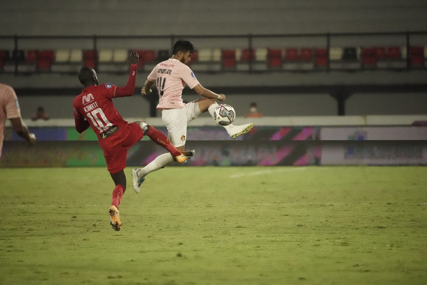 Pemain Persik Kediri dan Persija Jakarta saling berebut bola di Stadion Kapten I Wayan Dipta Gianyar, Bali, Sabtu (19/2/2022).