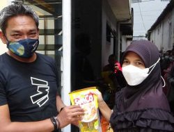 Komunitas CCF Bagikan Ratusan Liter Minyak Goreng Gratis, Sasar PKL hingga Ibu Rumah Tangga di Jatim