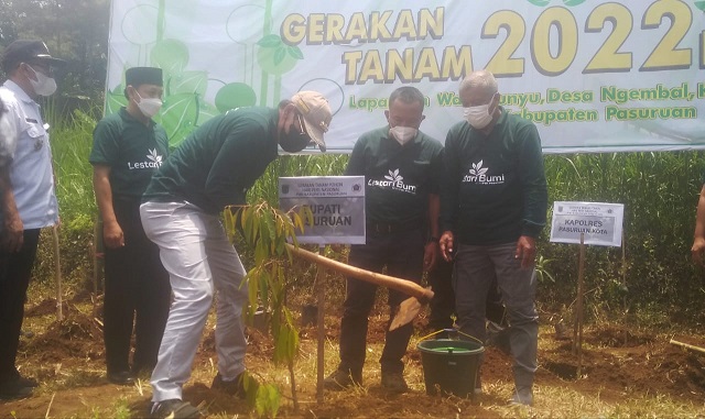 Bupati Pasuruan, Irsyad Yusuf didampingi Ketua PWI Pasuruan, Djoko Hariyanto, jajaran Forkopimda dan stakeholder melakukan penanaman 2022 pohon di lapangan Desa Ngembal, Kecamatan Tutur, Kabupaten Pasuruan.