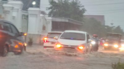 Drainase Tersumbat, Sejumlah Jalan di Kediri Terendam Banjir