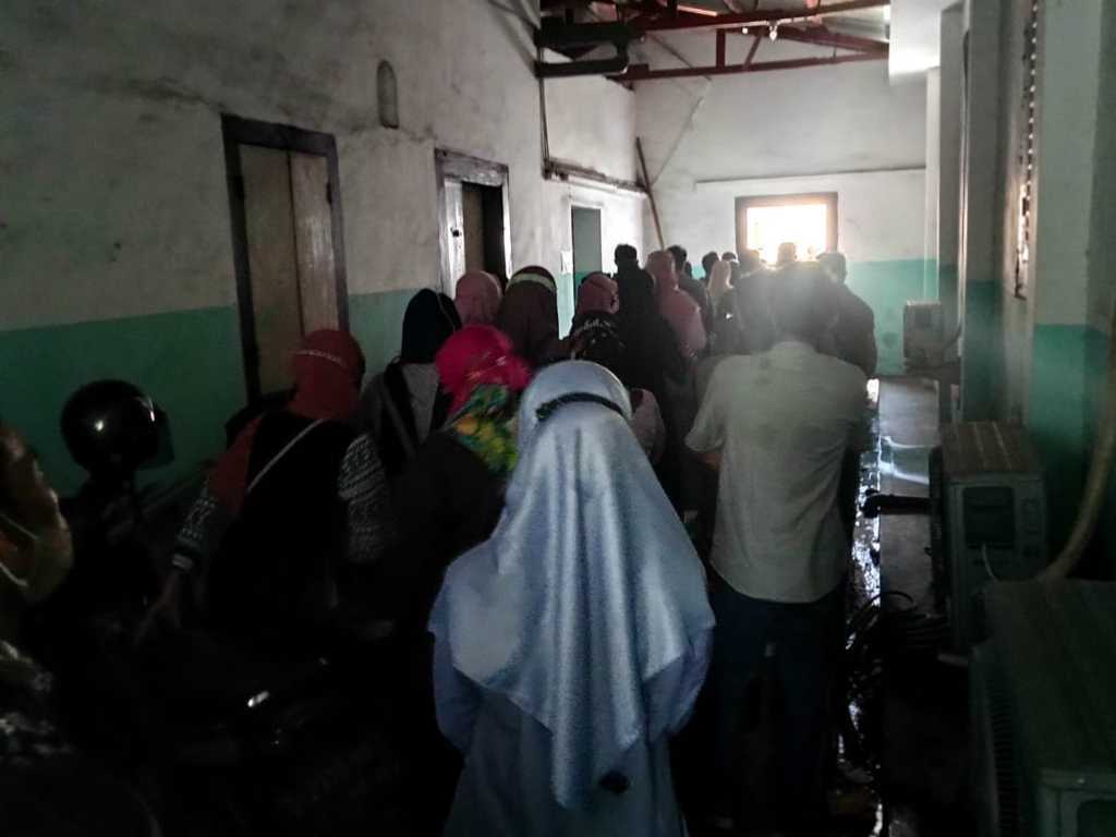 Tanda Tangan SPj, Ratusan GTT dan PTT Langgar Prokes saat Antre di Kantor Cabdin Tuban 3 Prokes. (Foto: Mochamad Abdurrochim/Tugu Jatim)