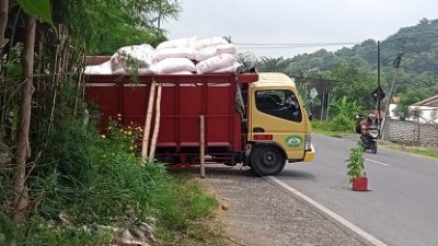 Truk pembawa pupuk bersubsidi jenis ZA yang diamankan Polres Tuban.