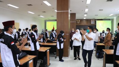 Menteri PDTT, Abdul Halim Iskandar, didampingi Bupati Bojonegoro, Anna Muawanah, menyapa para pendamping desa, di Partnership Room Lantai 4 gedung Pemkab Bojonegoro, Minggu (20/2/2022).