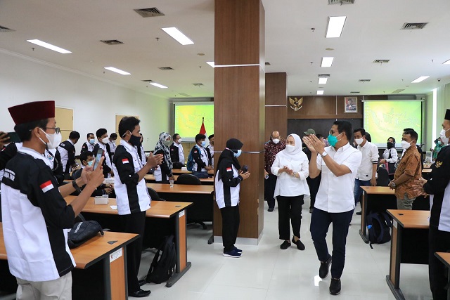 Menteri PDTT, Abdul Halim Iskandar, didampingi Bupati Bojonegoro, Anna Muawanah, menyapa para pendamping desa, di Partnership Room Lantai 4 gedung Pemkab Bojonegoro, Minggu (20/2/2022).