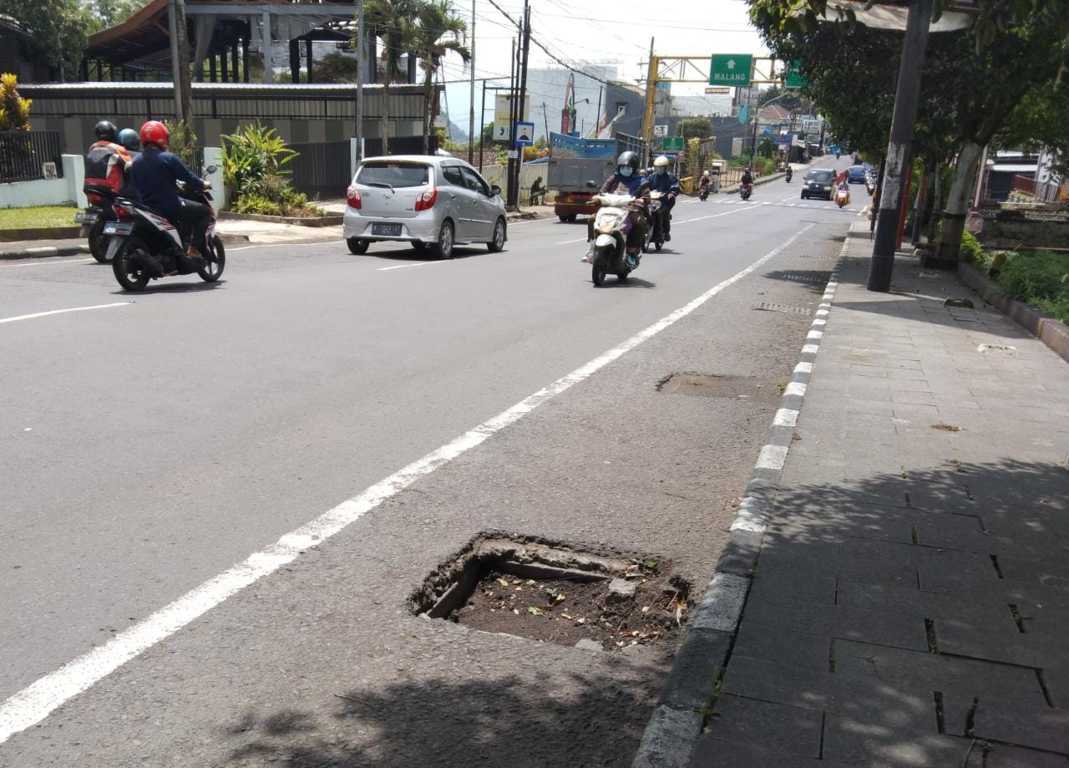 Grill penutup drainase. (Foto: M. Ulul Azmy/Tugu Malang)