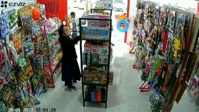 Ibu-ibu di Pasuruan. (Foto: Tangkapan layar CCTV toko/Tugu Jatim)