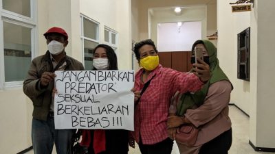 Sejumlah massa aksi setelah selesai menemui anggota DPRD Kabupaten Kediri, Rabu (23/2/2022).